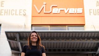Mónica Gutiérrez, directora de Posventa en un taller de V.I. y consagrada a atraer mujeres a la automoción