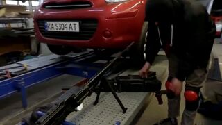 La dura realidad de la guerra en un taller: de reparar coches a adaptar armas rusas capturadas