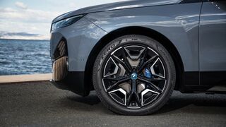 El BMW iX llevará neumáticos Pirelli P Zero Elect como equipo original