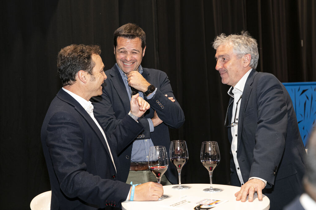 Raúl Gutiérrez (Hankook), con Juan Manuel Poyatos y Txomin Castillo (Nex Tyres)