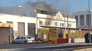 Se produce un incendio en el interior de un taller en Arrecife (Las Palmas)