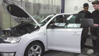 El programa Talentia de Volkswagen dona seis vehículos a centros de FP en Madrid y Cataluña