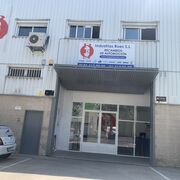 Acceso a las nuevas instalaciones de Industrias Roes en Madrid