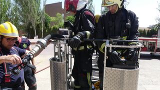 Aparatoso incendio en un taller mecánico de Motilleja (Albacete)