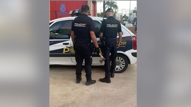 Detenido en Palma por lanzar un hacha a un mecánico que no podía reparar su coche