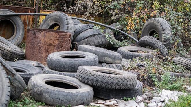 Denunciados cuatro puntos de vertido de neumáticos fuera de uso en Valdemoro (Madrid)