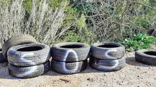 Denuncian el abandono de cientos de neumáticos fuera de uso en zonas verdes de Melilla
