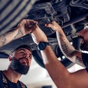 Un cliente descubre en un taller que el motor de su Land Rover tiene piezas de desguace