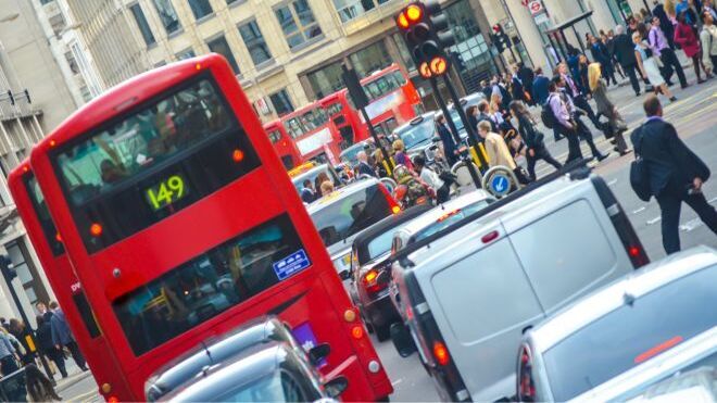 Reino Unido consultará a sus ciudadanos sobre prohibir la venta de coches de combustión en 2030