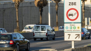 La "chapuza" de la ZBE en Barcelona: pide a las grúas que tapen las matrículas para no multar