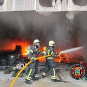 La explosión de una batería, origen del incendio de un taller de neumáticos en Cantabria
