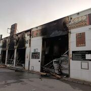 Medio centenar de vehículos calcinados en el incendio de un taller en Andújar (Jaén)
