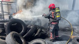 Dos personas atendidas tras el incendio de un taller de neumáticos en Onda (Castellón)