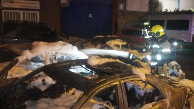 Un incendio en un taller de Logroño calcina cuatro vehículos