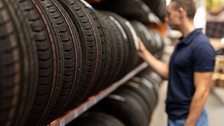 El precio de los neumáticos se modera siete décimas en agosto, hasta el 8%