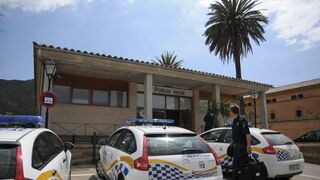 Tres ladrones roban un coche de un taller de Andratx (Mallorca) y acaban estrellados