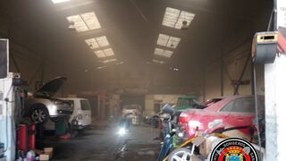 Un incendio en un taller de Santander calcina una furgoneta y parte de la maquinaria