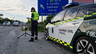 Campaña de la Guardia Civil para controlar el estado de luces y neumáticos en las carreteras gallegas