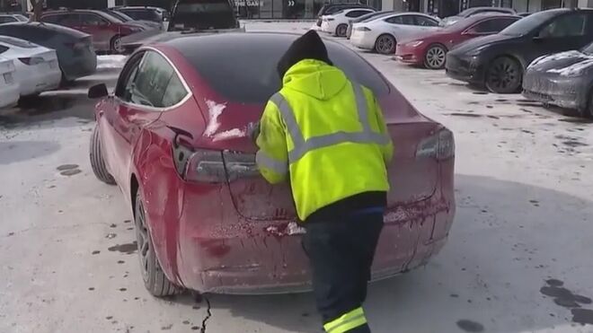 Tesla se congela: las bajas temperaturas descargan las baterías de cientos de vehículos en Estados Unidos