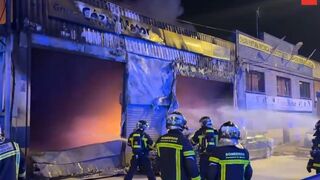Un aparatoso incendio calcina un taller mecánico en Humanes de Madrid