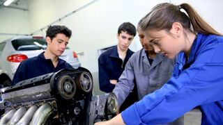 Los jóvenes que no quieren ser mecánicos: "Trabajar en el taller es algo que no imaginan a corto plazo"