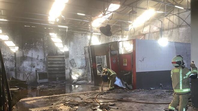 Un incendio en la cabina de pintura calcina un taller de un concesionario en Guadix (Granada)