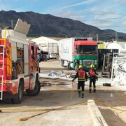 La actuación de los mecánicos evita una tragedia en el incendio de un taller de V.I. en Orihuela (Alicante)