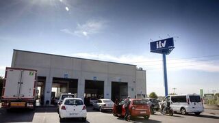La huelga de las ITV alicantinas colapsa las estaciones murcianas: "Más de dos horas esperando"