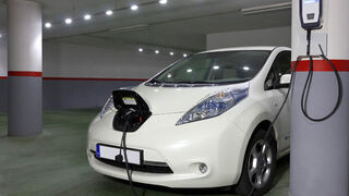 La mitad de los hogares con vehículo eléctrico superan los 2.500 euros en ingresos