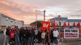 Talleres de Alicante bloquean una ITV para protestar por el colapso del servicio