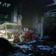 Un incendio en un taller de Valladolid calcina varios vehículos