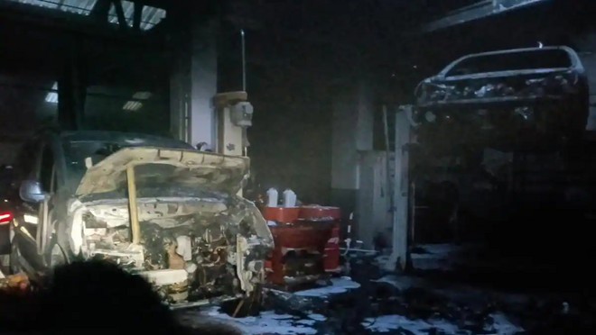 Un incendio en un taller de Valladolid calcina varios vehículos