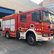 Dos cabinas de pintura y dos vehículos afectados en el incendio de un taller en Sabadell (Barcelona)